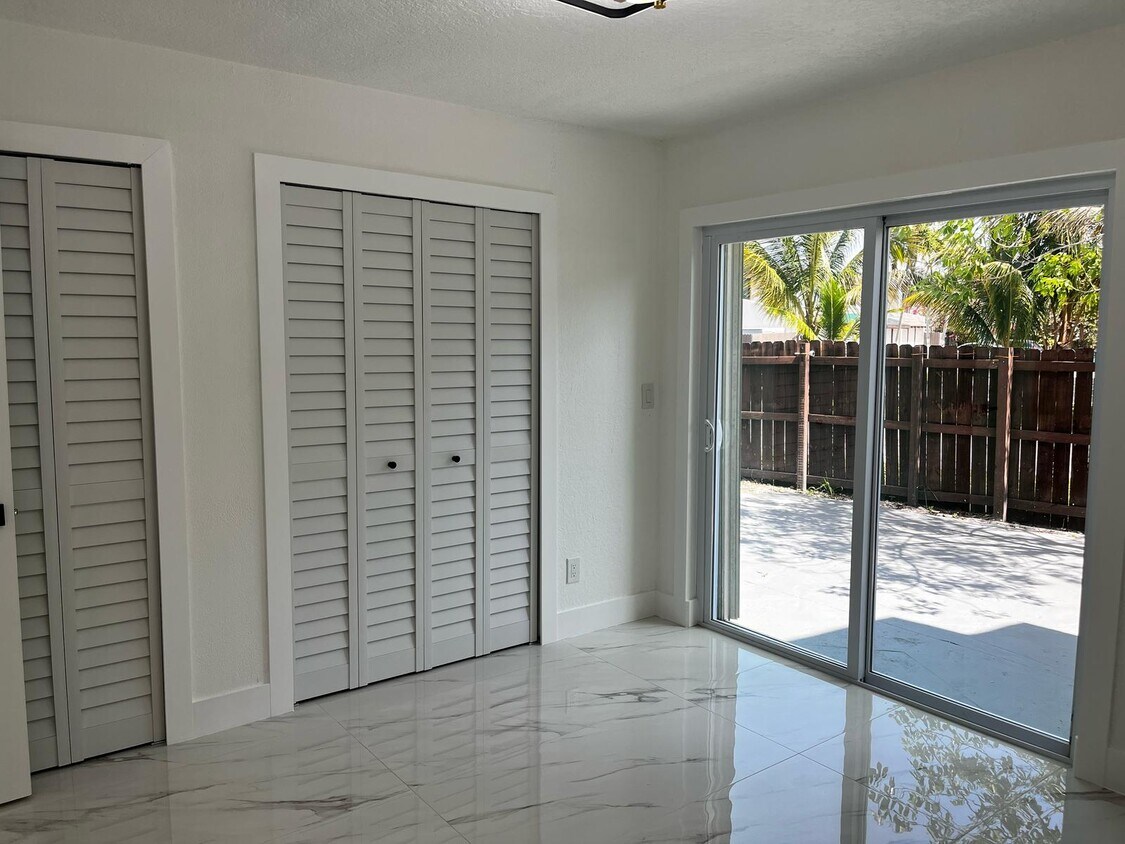 Building Photo - 10985 SW 70th Ter
