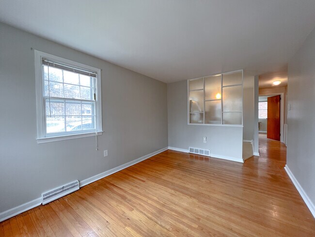 Building Photo - 600 Walnut Ln