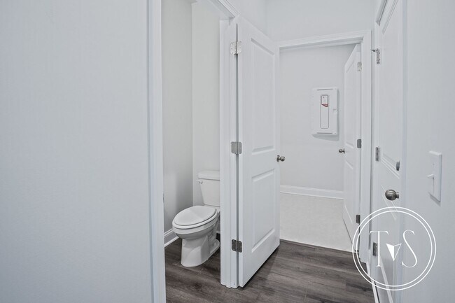 Building Photo - RATE DROP ALERT (was $3500/month) and SUMM...
