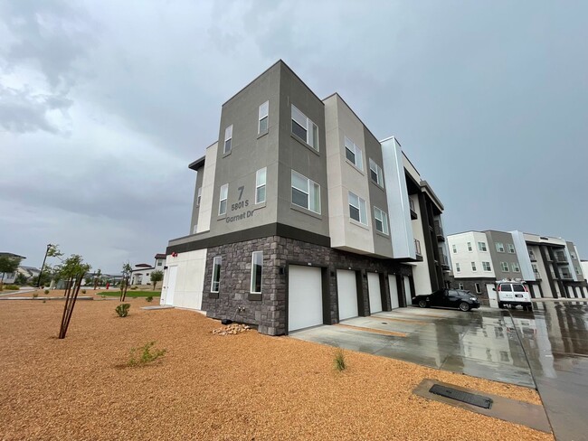 Building Photo - Desert Color Condo