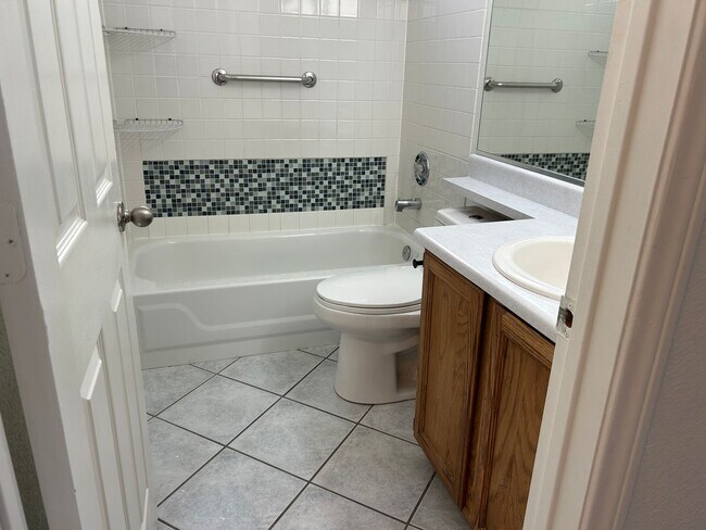 Building Photo - 4 Bedroom Pool Home