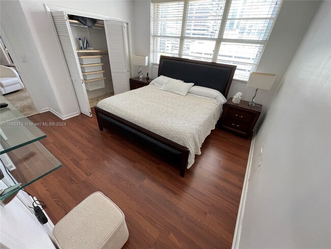 Building Photo - 825 Brickell Bay Dr