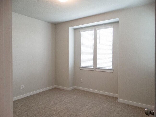 Building Photo - 370 Hortus Dr