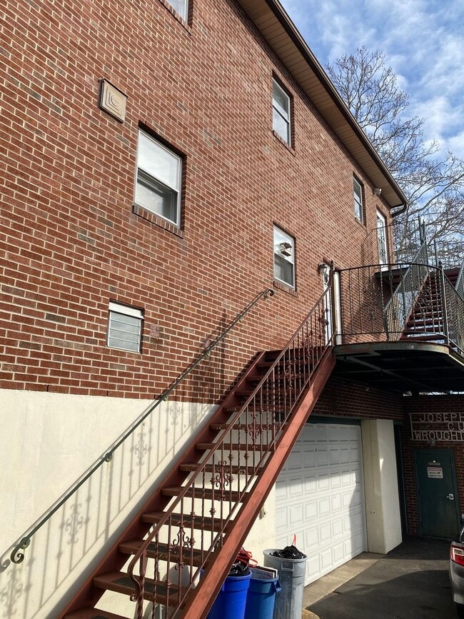 Building Photo - 916 Chester Pike