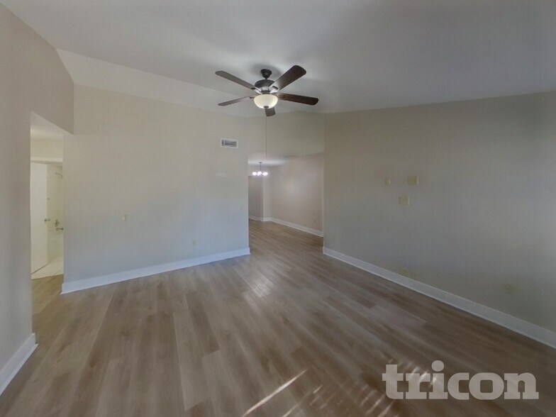 Building Photo - 1074 Deer Hollow Way