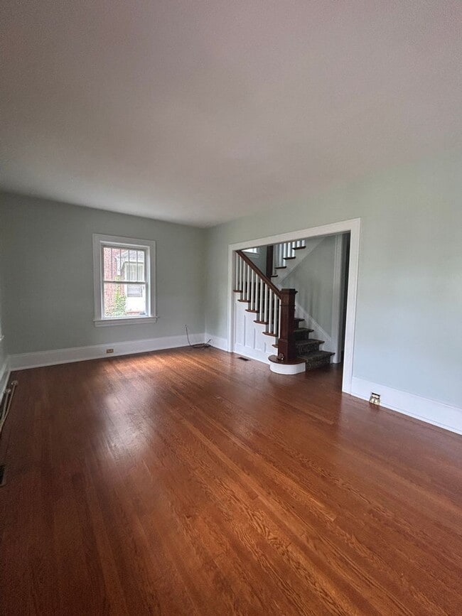 Building Photo - Charming 3 BR home minutes from Greenway & Hospital!