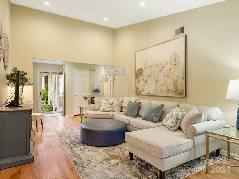 Building Photo - 9039 Covedale Dr