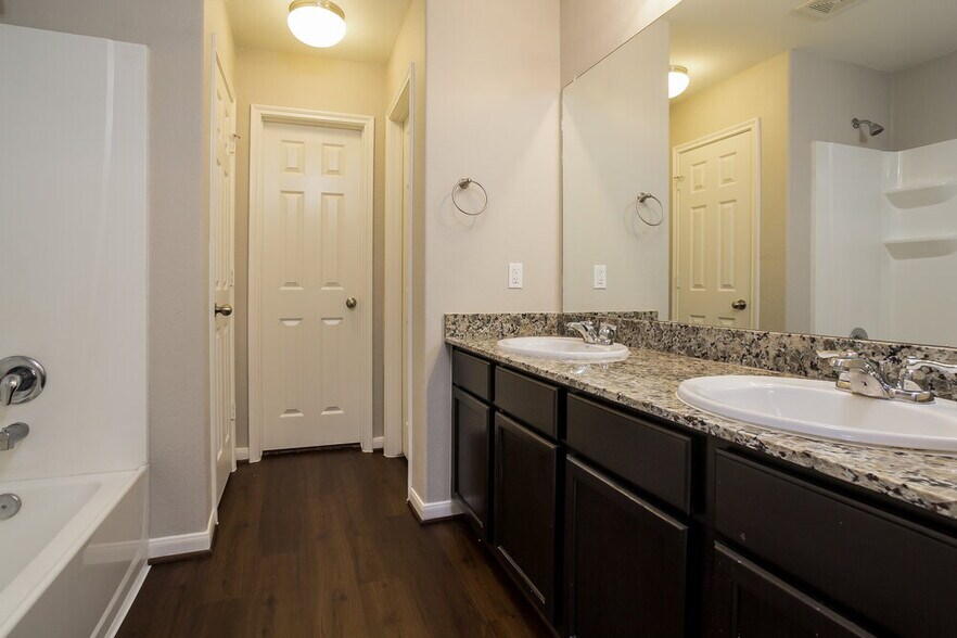 Building Photo - 2802 Mesquite Ridge Dr