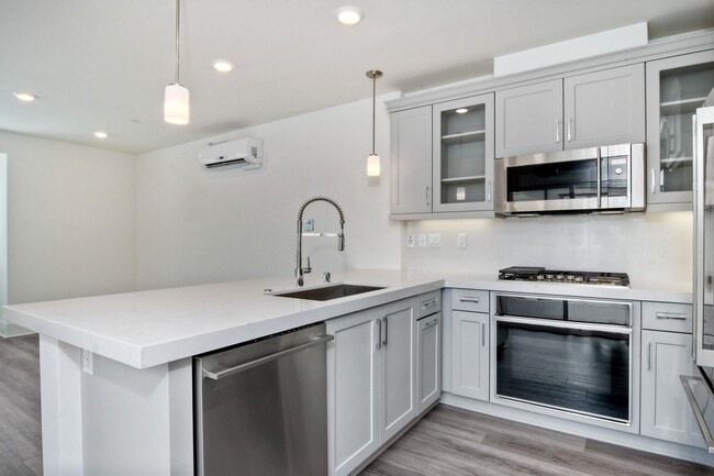 Building Photo - 3 Bedroom Townhome at Bayside Cove!