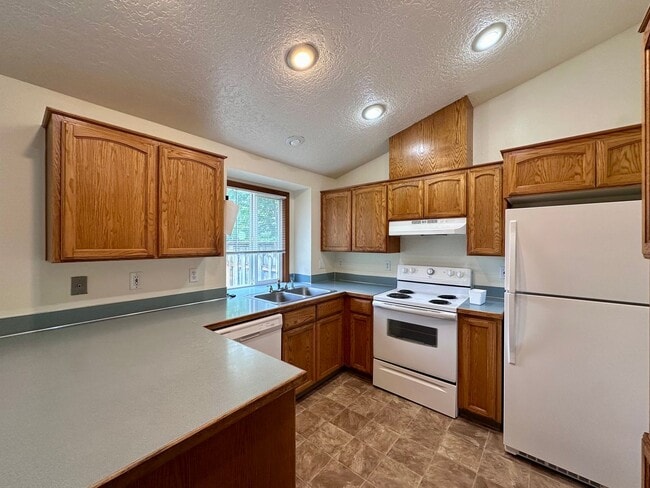 Building Photo - Adorable and Spacious!! Troutdale Duplex in Cul-de-sac!!