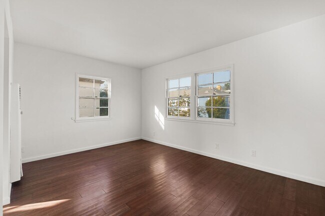Building Photo - This spacious studio apartment located in the popular Los Feliz neighborhood of Los Angeles is no...