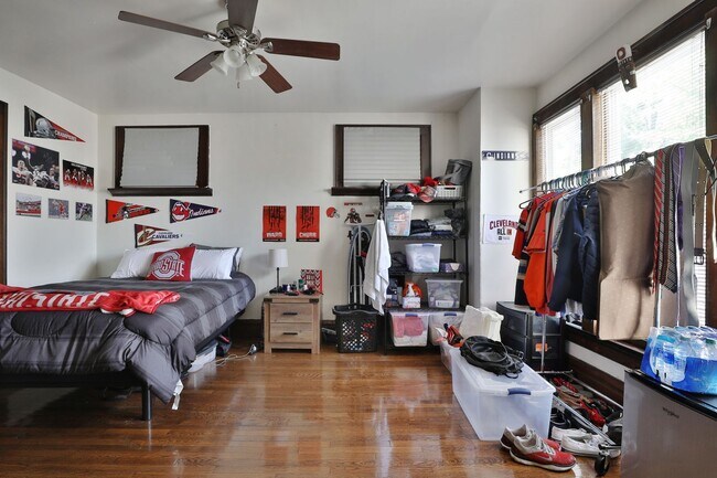 Building Photo - GREAT OSU SOUTH CAMPUS LOCATION - Ridiculously Nice back deck and off-street parking for everyone