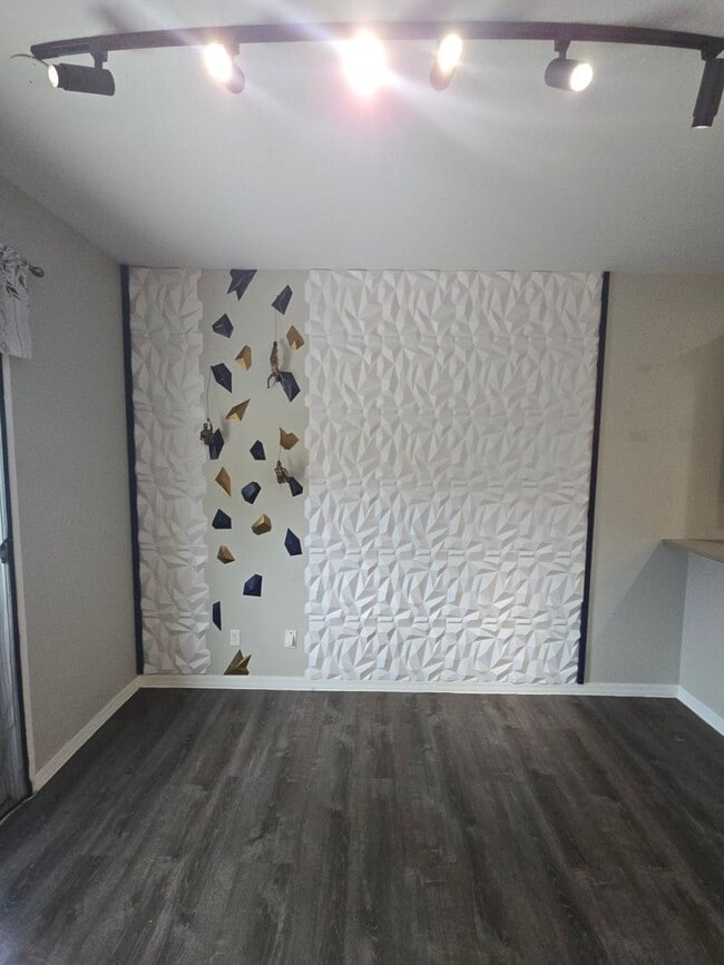 Building Photo - Modern 3 Bedroom 2.5 Bath in Gibsonton