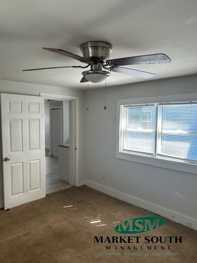 Building Photo - Cozy Cottage on Vine Street