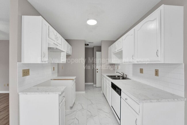 Building Photo - 3014 Meadows Ln