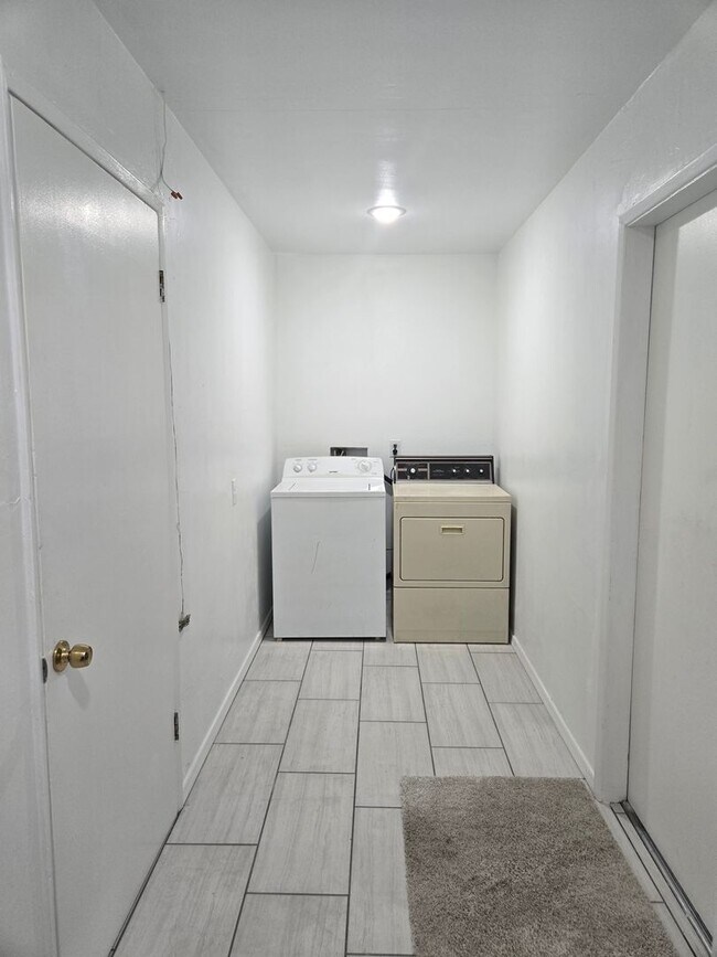 Building Photo - Cozy 3 bed, 2 bath home in Phoenix, No HOA!