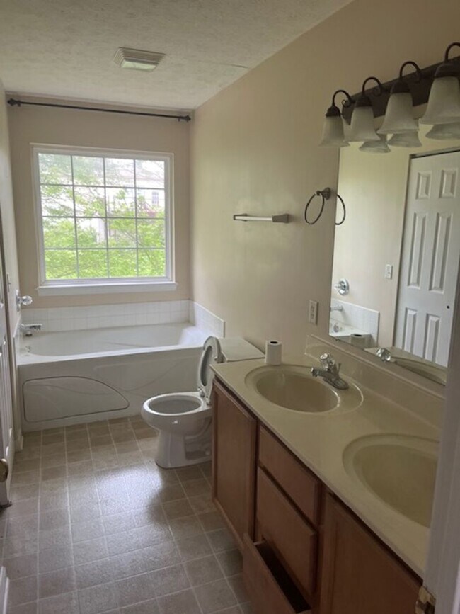 Building Photo - Spacious 4 Bed, 2.5 Bath Home in Woodgate