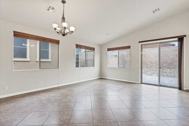 Building Photo - "Charming 3-Bed Oasis with 2 Baths in Henderson – 1716 Sq Ft of Comfort!"