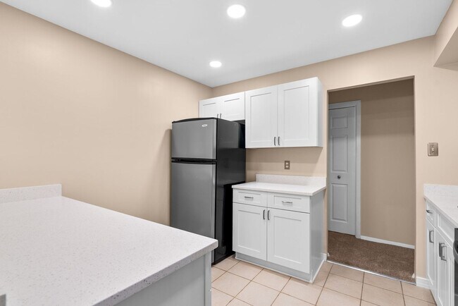 Building Photo - 2 Bed 1 Bath - Georgetown Village Condo - Move In Ready