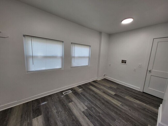 Building Photo - 523 W Maple Ave