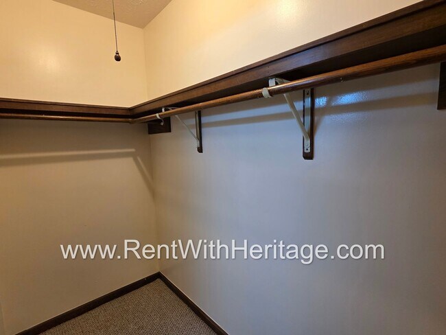 Building Photo - Amazing 2 bedroom, 1.5 bath townhome/ Grea...