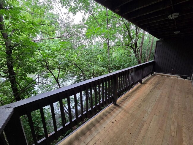 Building Photo - 5522 E Lake Dr