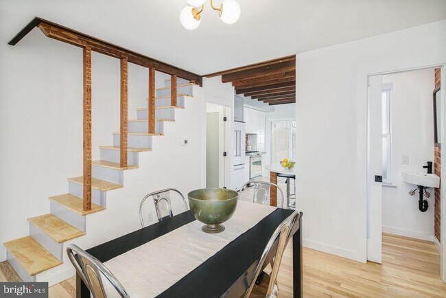 Building Photo - 320 Iona Ave