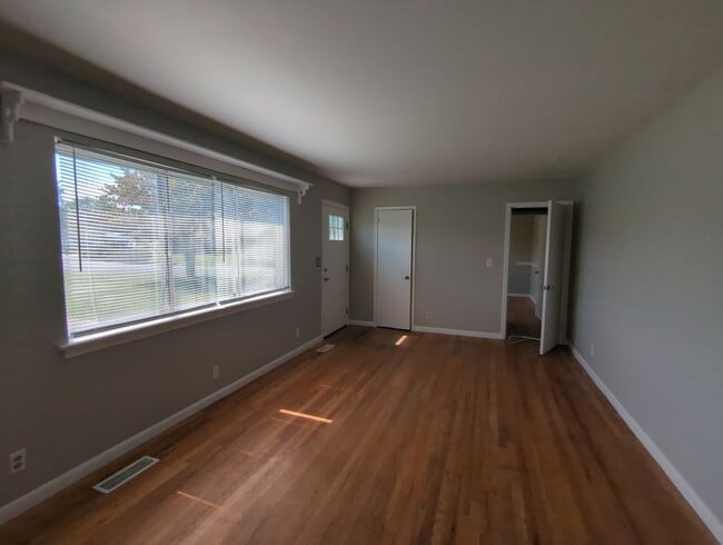 Building Photo - Spacious Rossville House