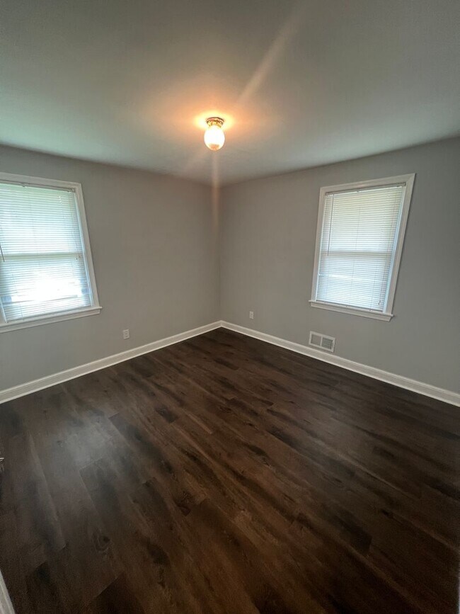 Building Photo - Amazing 6 Bedroom 2 Bathroom home with dual driveways