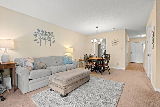 Building Photo - Townhouse in Chapel Hill