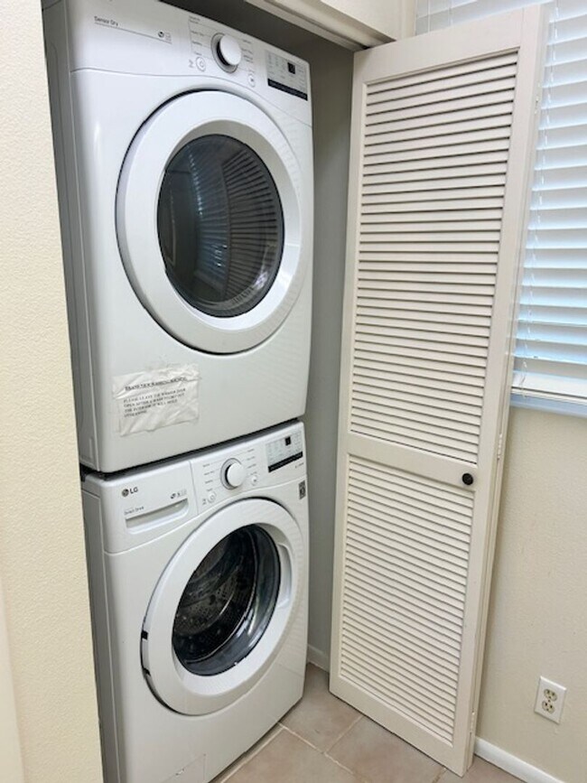 Building Photo - 2026 BEACH RENTAL- 2/2 Condo WITH PRIVATE ENTRY - BEACH PLACE - STEPS THE BEACH!!