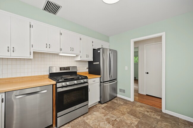 Building Photo - 673 N Park Blvd