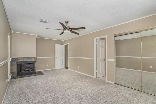 Building Photo - 2815 Parkwood Manor Dr