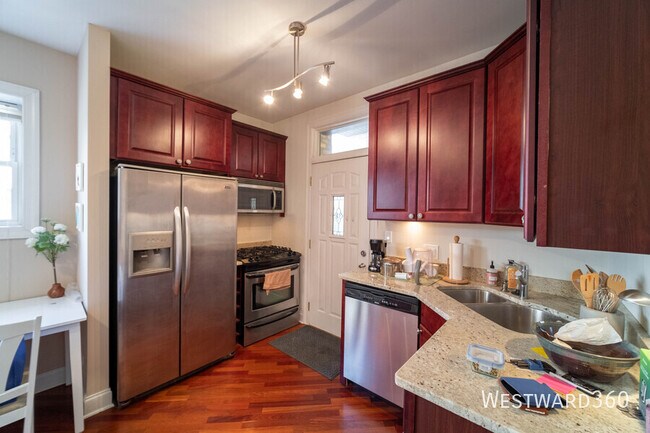 Building Photo - 906 W Winona St