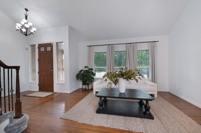 Building Photo - Elegant Mountain-View Retreat in Stone Cro...
