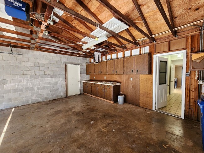 Building Photo - Gorgeous 3-Bedroom, 2.5-Bathroom Townhome in Winter Haven