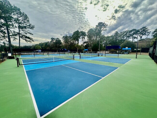 Building Photo - Spacious Two Bedroom Condo in the Crescent!