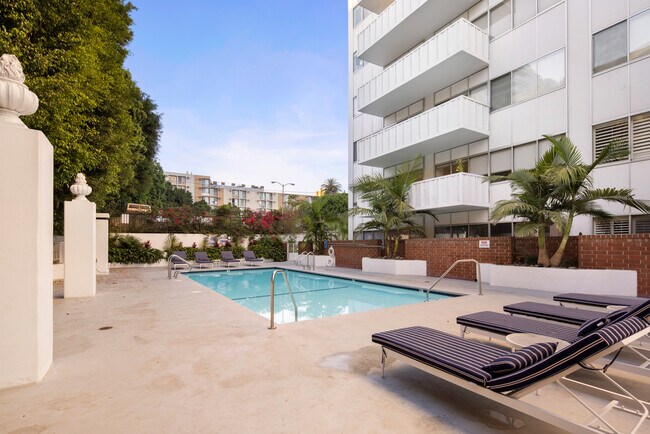 Building Photo - 7135 Hollywood Blvd