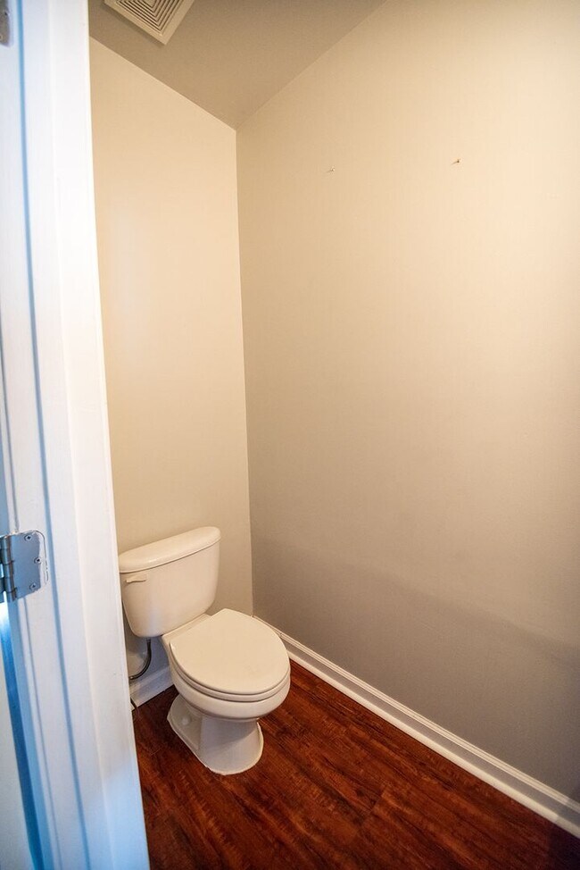 Building Photo - Beautiful home available today!