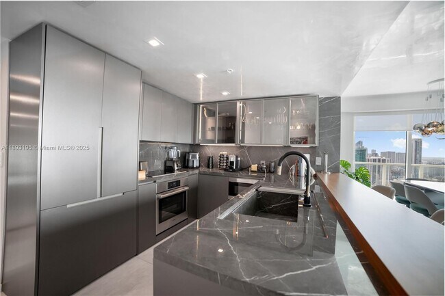 Primary Photo - 1900 N Bayshore Dr