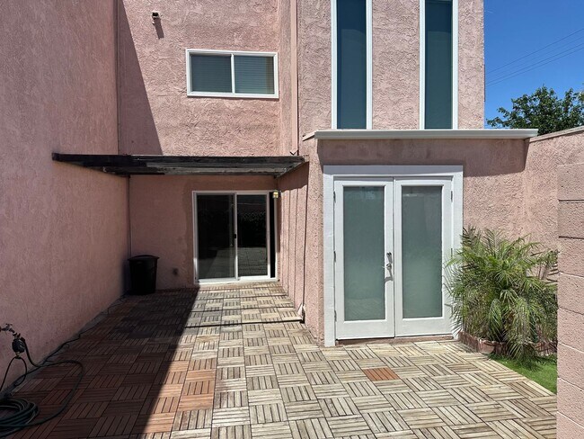 Building Photo - SE Desert Inn and Eastern!! Townhouse with 2 parking Spaces!! Recent Remodel!!