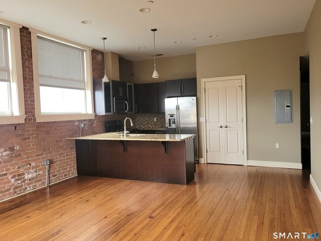 Building Photo - 14 N Main St