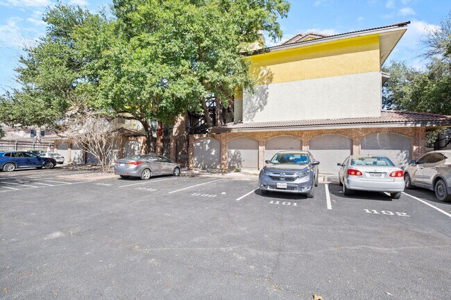 Building Photo - Croix #228