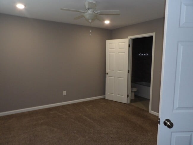 Building Photo - 4134 Horseshoe Rd N