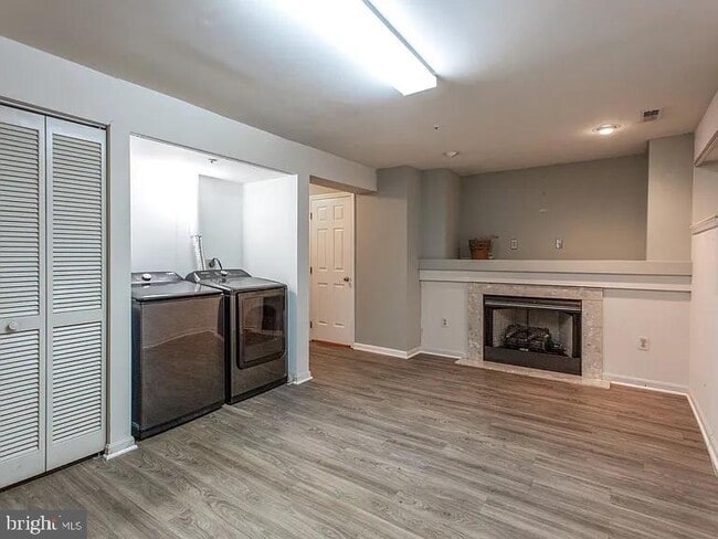 Building Photo - 101 Quiet Waters Pl