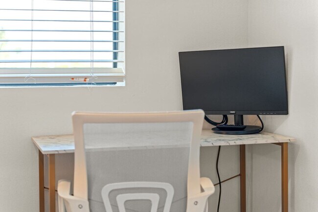 Building Photo - 711 W Broadway Rd