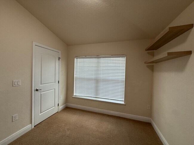 Building Photo - Three bedroom two bathroom BH Home