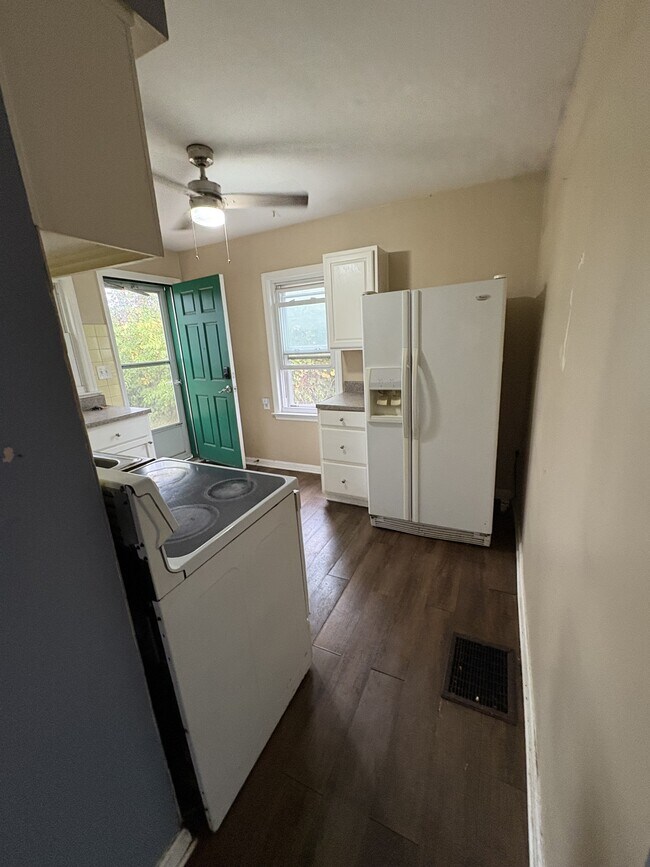 Building Photo - 2504 Vendome Dr S