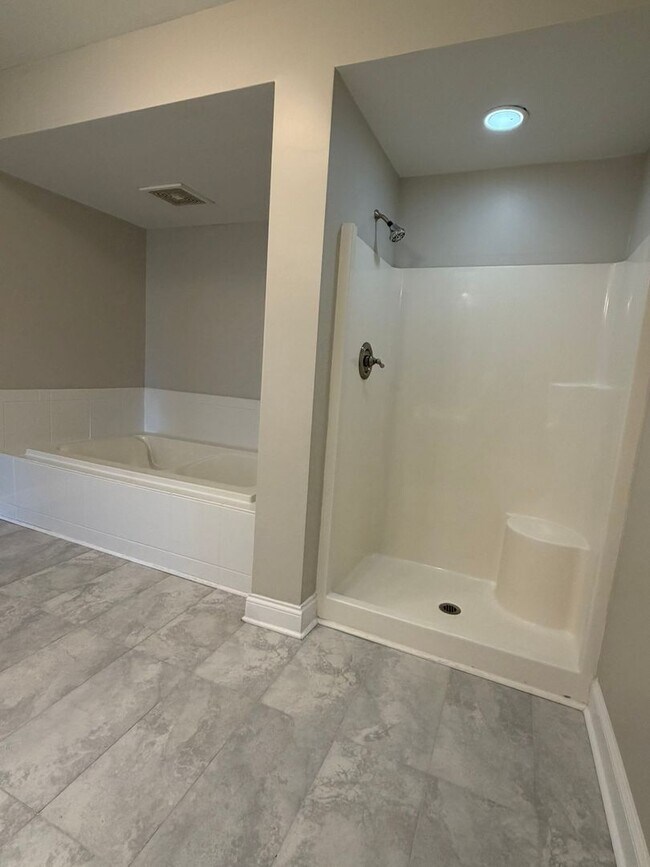 Building Photo - **Stunning Waterfront Condo in Downtown Knoxville**  2 Bedroom, 2 bath Fully renovated! Available...