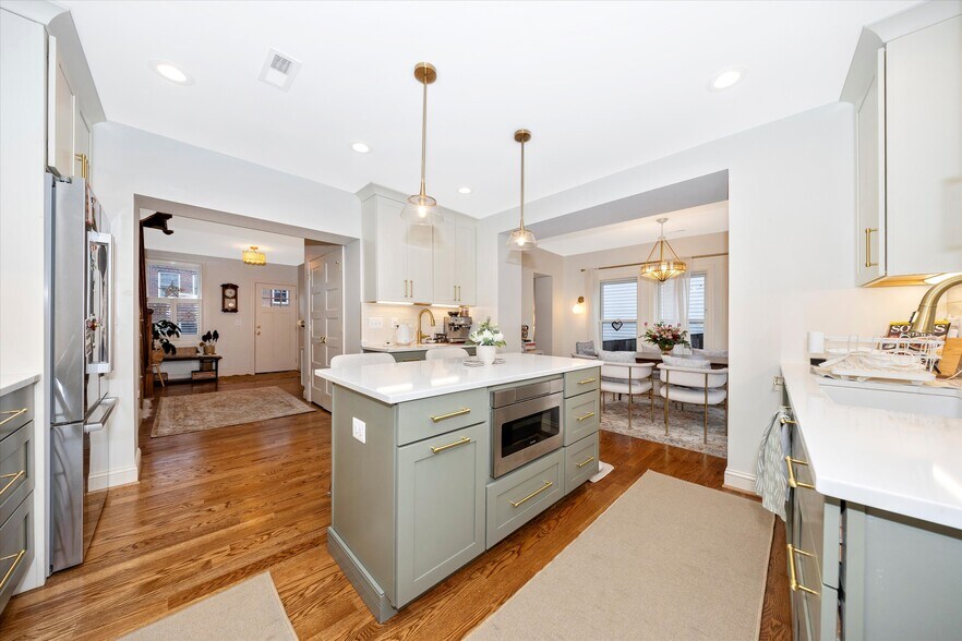 Building Photo - 15 E 5th St